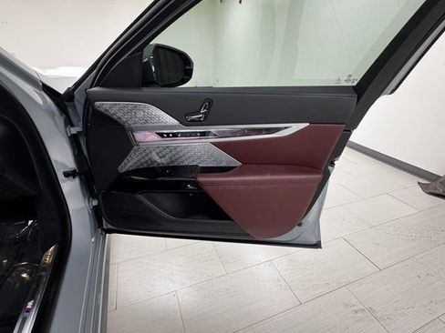 Used 2023 BMW 760i xDrive w/ Executive Package image 14