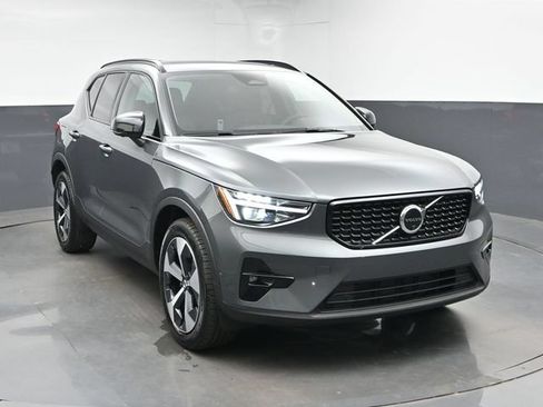 New 2026 Volvo XC40 B5 Plus w/ Climate Package AWD/4WD image 2