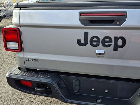 Used 2020 Jeep Gladiator Sport image 17