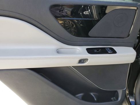 Used 2025 Lincoln Aviator 2WD image 9