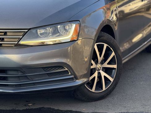 Used 2017 Volkswagen Jetta SE image 5