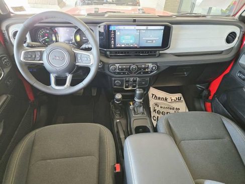 Used 2025 Jeep Wrangler Unlimited Sahara AWD/4WD image 9