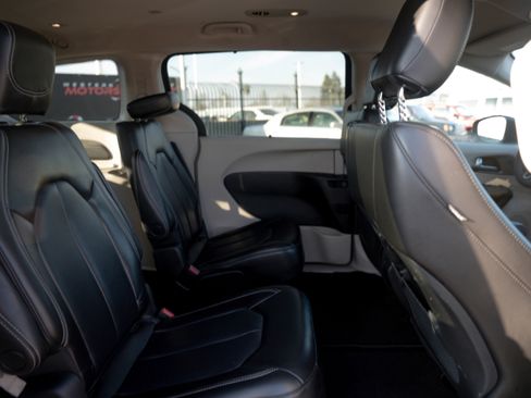 Used 2023 Chrysler Pacifica Touring-L image 31