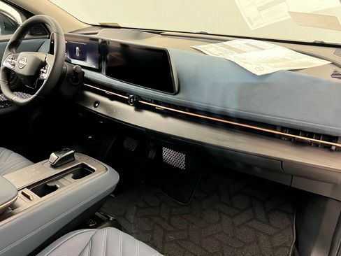 New 2025 Nissan Ariya Platinum image 24