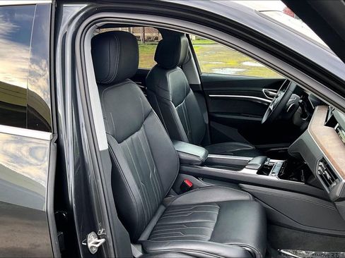 Used 2019 Audi e-tron Prestige w/ Prestige Package AWD/4WD image 10