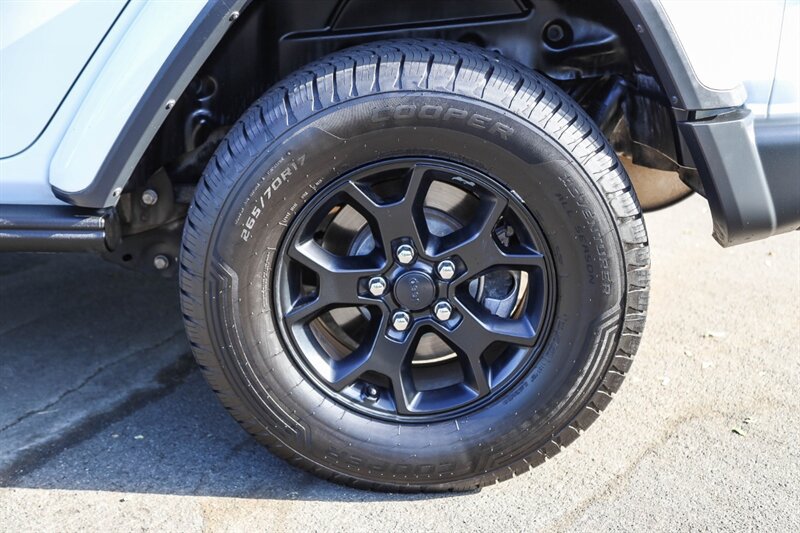 Used 2018 Jeep Wrangler Unlimited Sahara AWD/4WD image 13