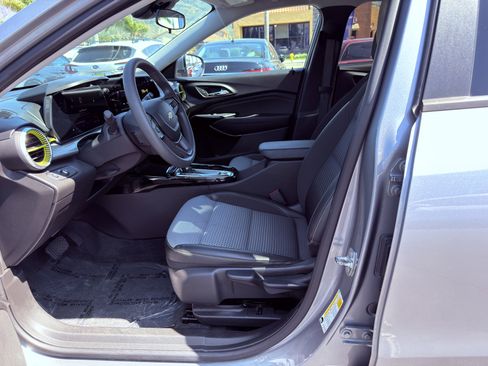 Used 2024 Chevrolet Trax LT FWD image 21