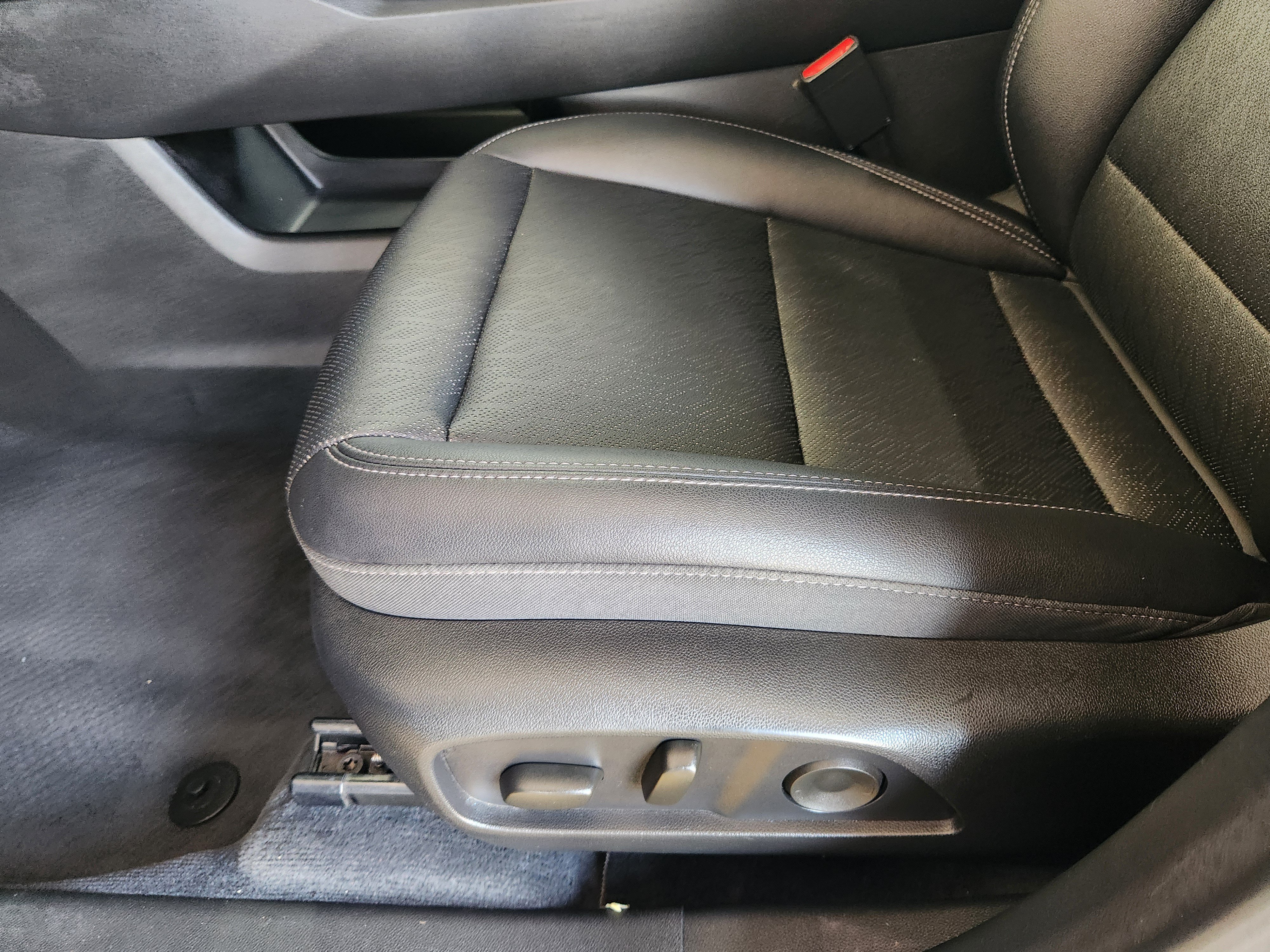 Used 2025 Chevrolet Equinox LT w/ Convenience Package II FWD image 24