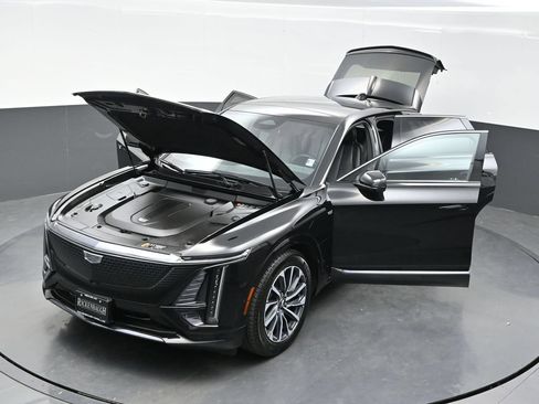 Certified 2025 Cadillac Lyriq Luxury AWD/4WD image 39