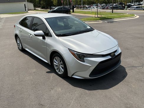 Used 2023 Toyota Corolla LE w/ LE Convenience Package FWD image 2