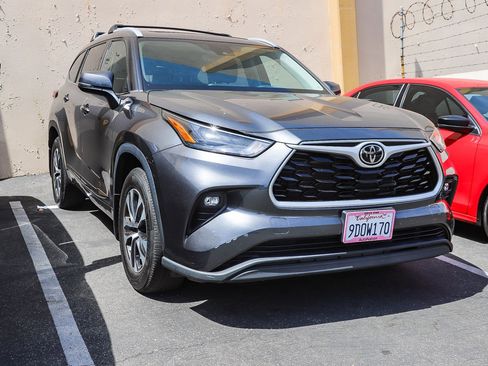 Used 2022 Toyota Highlander XLE image 3