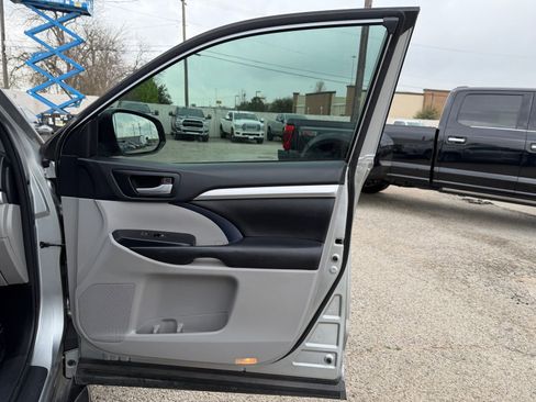 Used 2017 Toyota Highlander XLE image 25