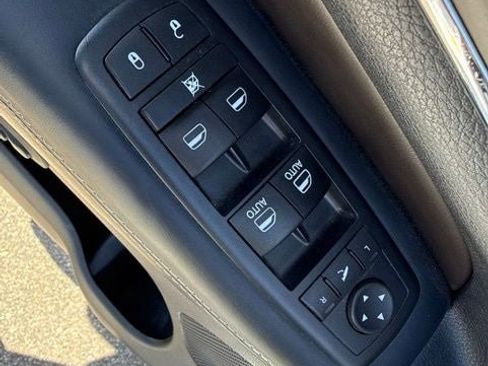 Used 2016 Jeep Grand Cherokee Overland w/ Advanced Technology Group AWD/4WD image 25