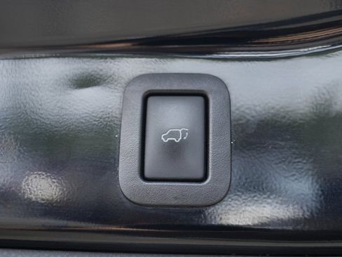 Used 2017 Toyota Highlander Limited image 16