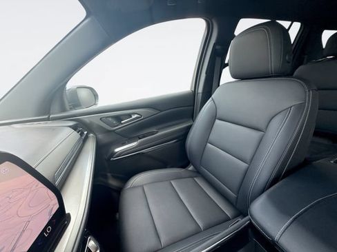 Used 2025 Chevrolet Traverse LT FWD image 26