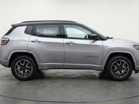 Used 2025 Jeep Compass Trailhawk image 9
