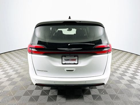 Certified 2024 Chrysler Pacifica Touring-L image 9