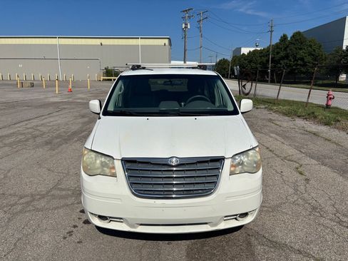 Used 2009 Chrysler Town & Country Touring FWD image 8