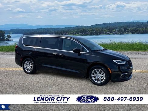 Used 2023 Chrysler Pacifica Touring-L FWD image 1