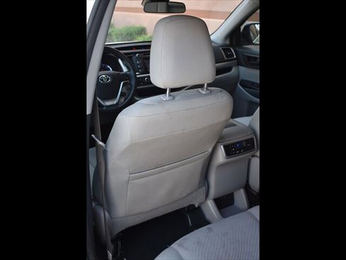 Used 2018 Toyota Highlander LE FWD image 21