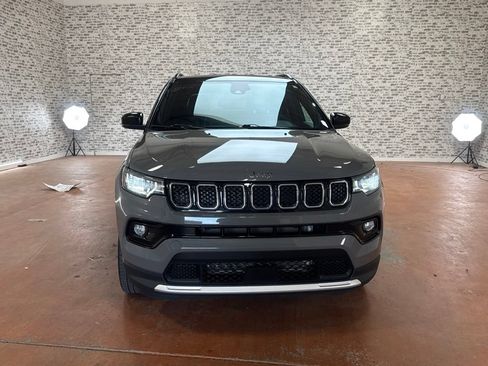 Used 2023 Jeep Compass Limited AWD/4WD image 2