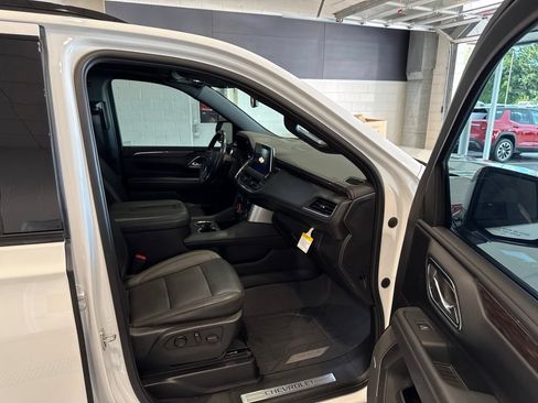 Used 2023 Chevrolet Suburban Z71 w/ Luxury Package AWD/4WD image 12