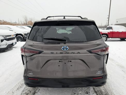 Used 2023 Toyota Sienna XLE image 4