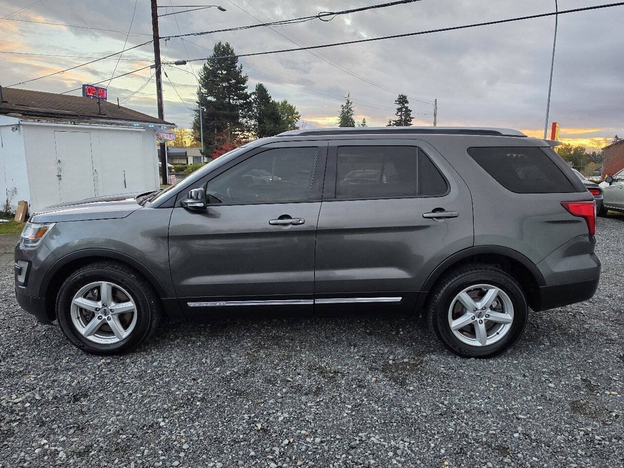 Used 2016 Ford Explorer XLT AWD/4WD image 4