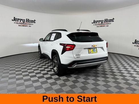 Used 2025 Chevrolet Trax LT w/ LT Convenience Package FWD image 9