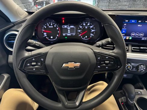 Used 2024 Chevrolet Trax LS w/ LS Convenience Package FWD image 10