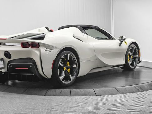 Used 2022 Ferrari SF90 Spider image 7