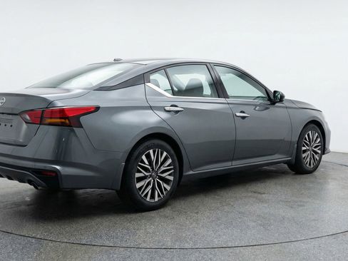 Used 2025 Nissan Altima 2.5 SV image 9