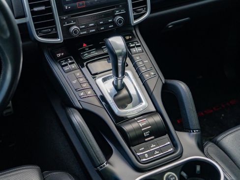 Used 2017 Porsche Cayenne S Platinum image 24