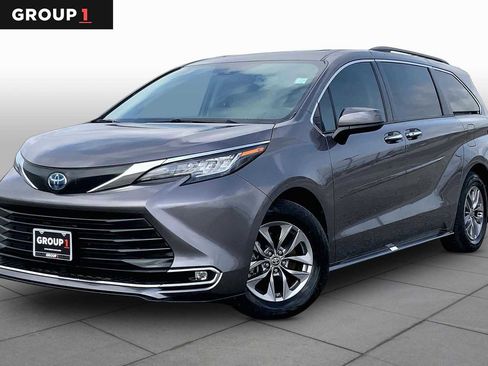Used 2022 Toyota Sienna XLE image 1