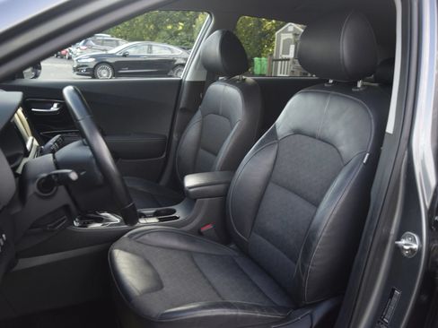 Used 2018 Kia Niro EX FWD image 7