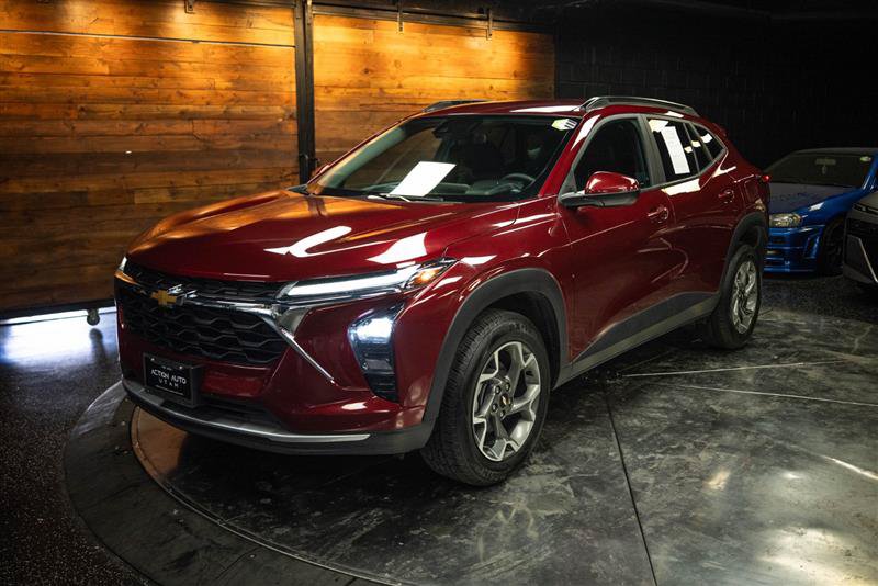 Used 2025 Chevrolet Trax LT FWD image 2