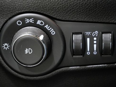Used 2023 Jeep Compass Limited w/ Sun and Sound Group AWD/4WD image 15
