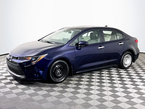 Used 2025 Toyota Corolla LE FWD image 4