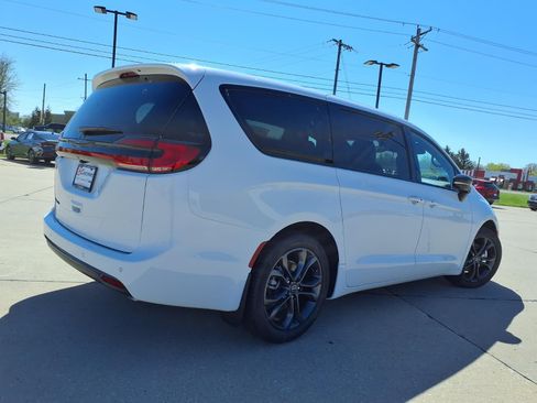 New 2026 Chrysler Pacifica Select FWD image 22