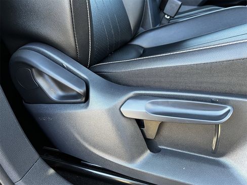 Used 2022 Volkswagen Tiguan SE R-Line image 27