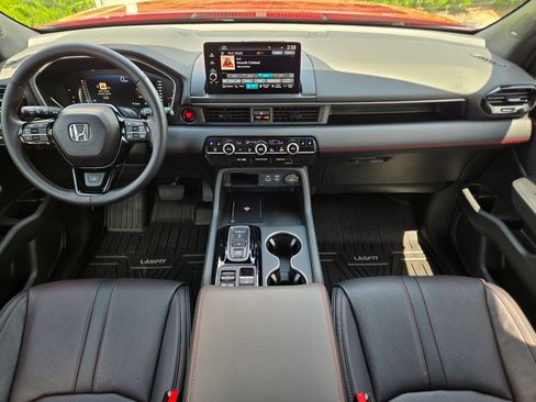Certified 2025 Honda Pilot Black Edition image 16