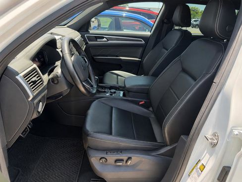 Used 2023 Volkswagen Atlas Cross Sport SEL R-Line AWD/4WD image 2