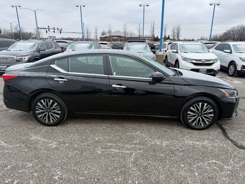 Used 2024 Nissan Altima 2.5 SV image 3