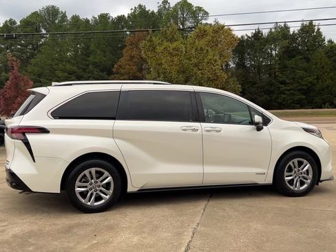 Used 2021 Toyota Sienna Limited image 7