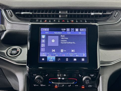 Used 2023 Jeep Grand Cherokee Altitude image 21