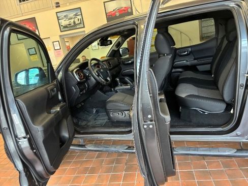 Used 2020 Toyota Tacoma TRD Sport  Medium Bed image 20