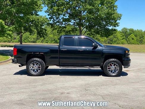 Used 2018 Chevrolet Silverado 1500 Custom w/ Custom Convenience Package AWD/4WD image 8