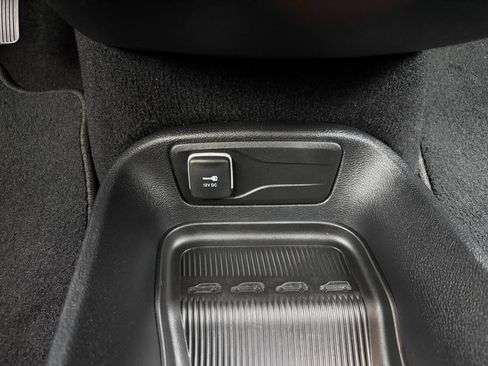 Used 2025 Chrysler Pacifica Select FWD image 32