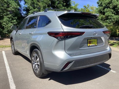 Certified 2025 Toyota Highlander XLE AWD/4WD image 9