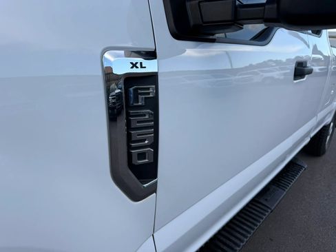 Used 2018 Ford F250 XL w/ Power Equipment Group AWD/4WD image 14